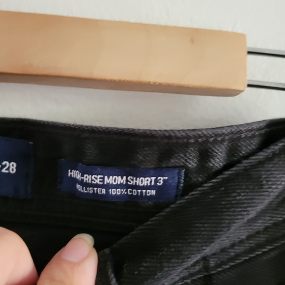 HOLLISTER | Highrise Mom Short 3" Black Denim - Picture 4 of 5